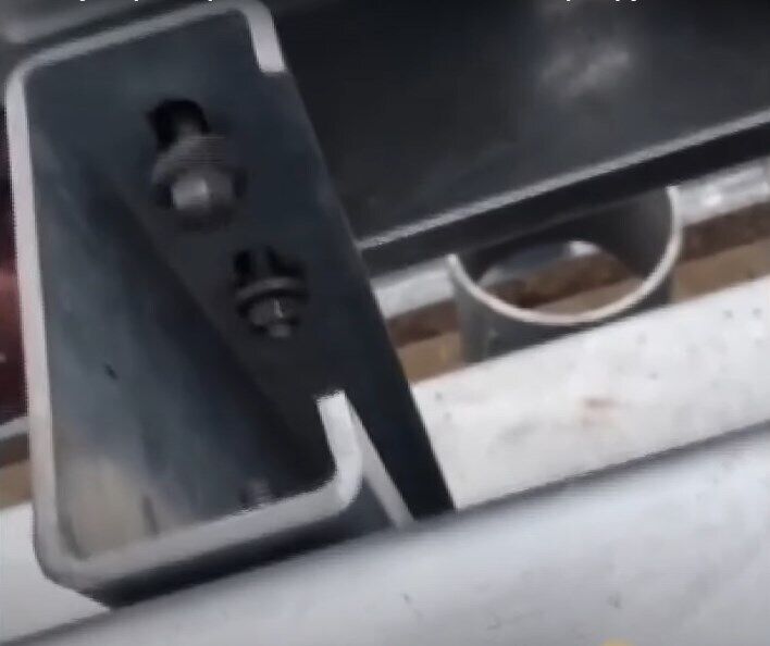 Некоторые болты не полностью закручены.