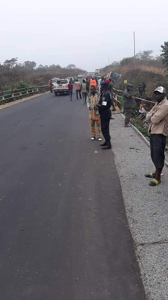 Водитель пытался объехать людей на дороге.