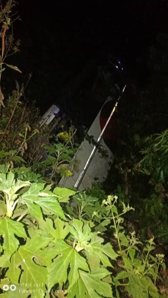 Автобус врезался в грузовик.