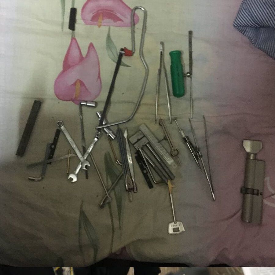 В ходе обысков обнаружили набор отмычек