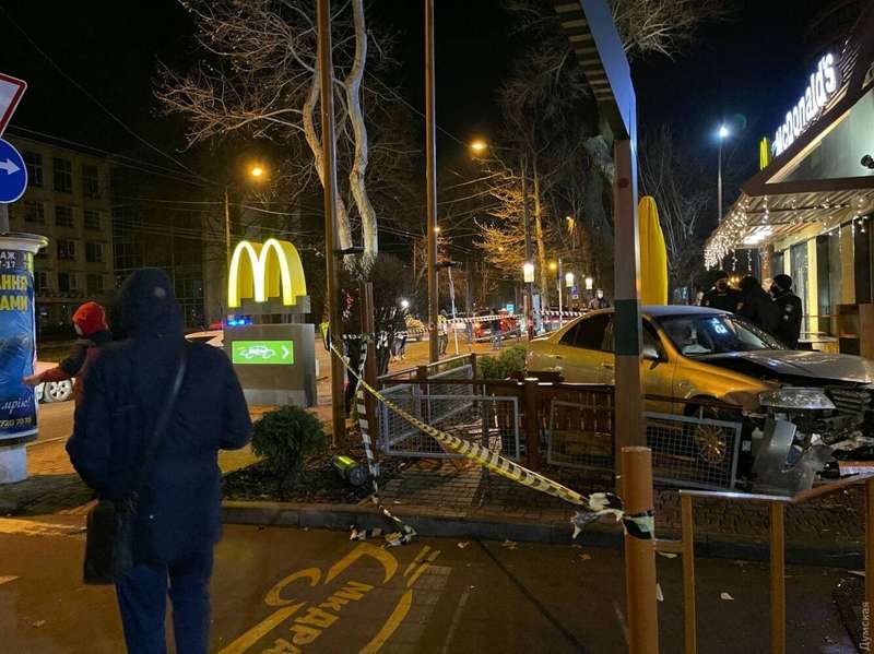 Nissan Almera влетел на террасу McDonald’s dqxikeidqxidqrant