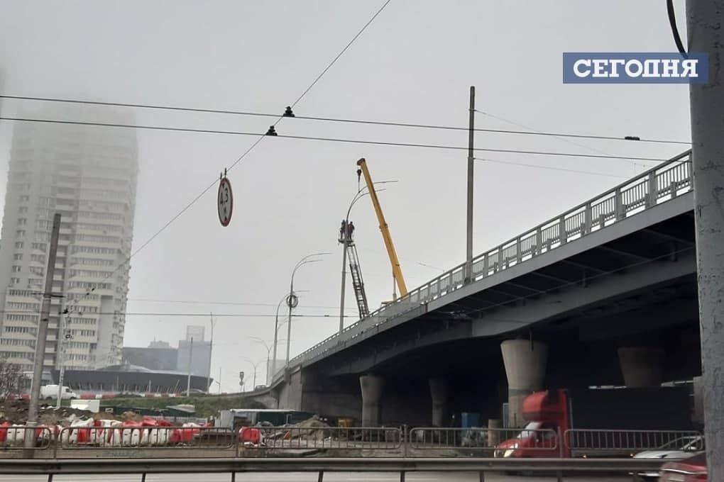 Коммунальщики начали устанавливать фонари. dqxikeidqxidqrant