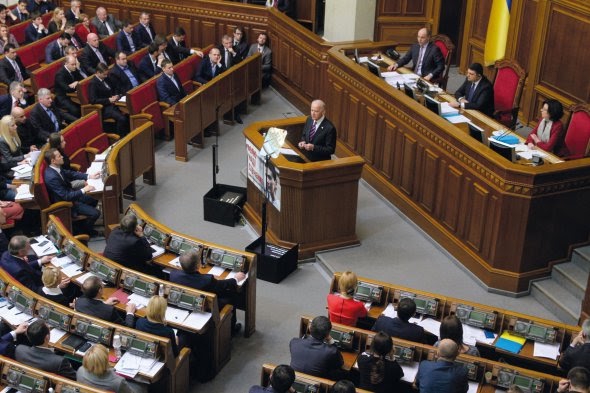 Віцепрезидент Сполучених Штатів Америки Джо Байден виступає у Верховній Раді України, 8 грудня 2015 року. Говорить про помаранчеву революцію і Революцію гідності. Про необхідність антикорупційної, енергетичної, судової й правоохоронної реформ: ”Чи олігархи, чи ні – всі повинні діяти за одними правилами, сплачувати податки, улагоджувати свої суперечки в суді, а не шляхом залякування суддів. У цьому суть. Саме так держави досягають успіху в ХХІ столітті”. Наприкінці цитує українською ”Заповіт” Тараса Шевченка dqxikeidqxidqrant