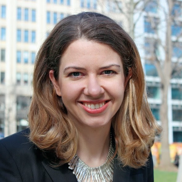 Мелінда Гарінґ, 38 років, аналітикиня, політологиня. Народилася 8 лютого 1982-го в місті Кінай на Алясці. Закінчила бакалаврат із політології в коледжі міста Гров, курси російських і східноєвропейських студій в Оксфордському університеті. Магістерську програму ”Росія, Євразія і східноєвропейські студії” в Джорджтаунському університеті Вашингтона. Старша наукова працівниця ”Євразійських програм” в Foreign Policy Research Institute. Заступниця голови правління неурядової організації США в Україні East Europe Foundation. Членкиня Council on Foreign Relations. Із 2019-го – заступниця директора ”Євразійського центру” в Аtlantic Council. Із лютого цього року працює в наглядовій раді американської неурядової організації в Києві Right to Protection. Пише про події у Східній Європі для The Washington Post, Foreign Affairs, Foreign Policy, Newsweek, The Kyiv Post. Грає на кларнеті. Ходить у гори, катається на лижах. Любить твори Френсіса Фіцджеральда, Олівера Сакса. Заміжня. Чоловік Даніель – український єврей. Працює в Держдепартаменті США перекладачем. Виховують доньку 6-річну Дару. Має собаку. Живе у Вашингтоні