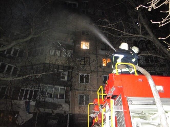 В Одессе в новогоднюю ночь загорелся балкон и комната на шестом этаже девятиэтажного жилого дома. dqxikeidqxidqrant