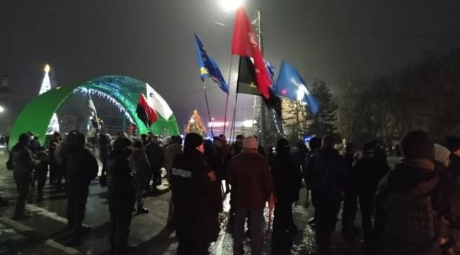 В Славянске прошло факельное шествие ко дню рождения Бандеры 01 В Славянске прошло факельное шествие ко дню рождения Бандеры 01 dqxikeidqxiqzeant