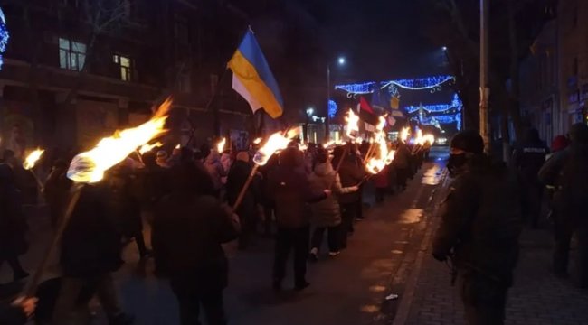 В Славянске прошло факельное шествие ко дню рождения Бандеры 02 В Славянске прошло факельное шествие ко дню рождения Бандеры 02