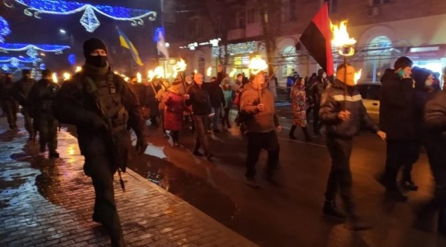 В Славянске прошло факельное шествие ко дню рождения Бандеры 03 В Славянске прошло факельное шествие ко дню рождения Бандеры 03