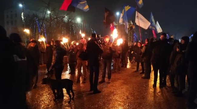 В Славянске прошло факельное шествие ко дню рождения Бандеры 04 В Славянске прошло факельное шествие ко дню рождения Бандеры 04