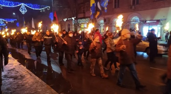 В Славянске прошло факельное шествие ко дню рождения Бандеры 05 В Славянске прошло факельное шествие ко дню рождения Бандеры 05