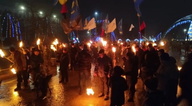 В Славянске прошло факельное шествие ко дню рождения Бандеры 06 В Славянске прошло факельное шествие ко дню рождения Бандеры 06