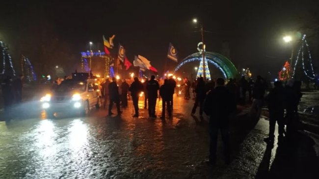 В Славянске прошло факельное шествие ко дню рождения Бандеры 07 В Славянске прошло факельное шествие ко дню рождения Бандеры 07