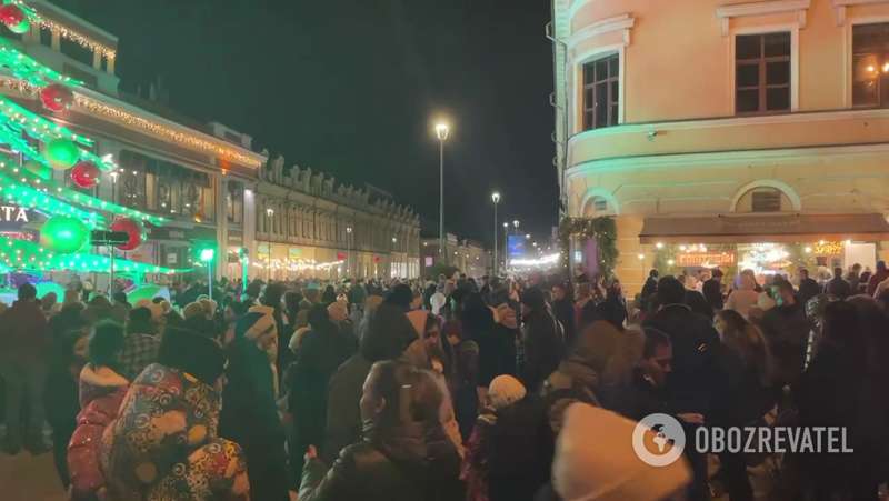 Толпы людей на Контрактовой площади dqxikeidqxidqrant