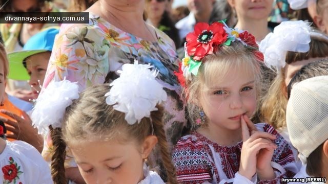 Крим: В Симферополе младшие ученики бывшей Украинской гимназии пришли на последний звонок в вышиванках (ФОТО) dqxikeidqxidqeant