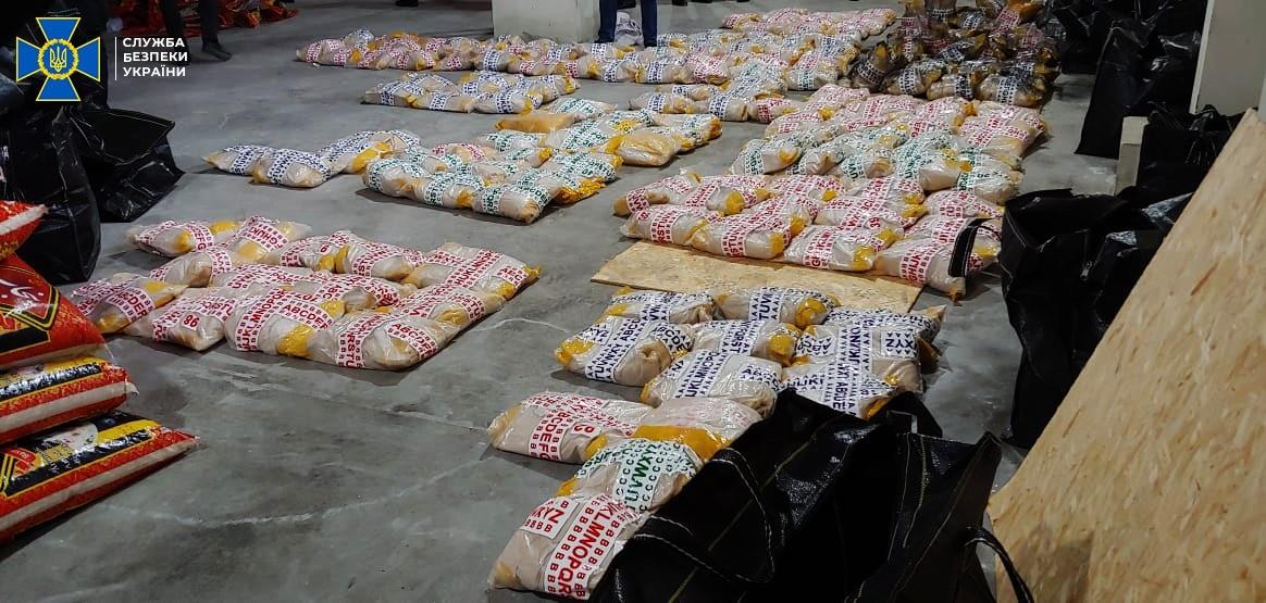 Сотрудники СБУ изъяли крупную партию героина. Скриншот: facebook.com/SecurSerUkraine dqxikeidqxidqeant