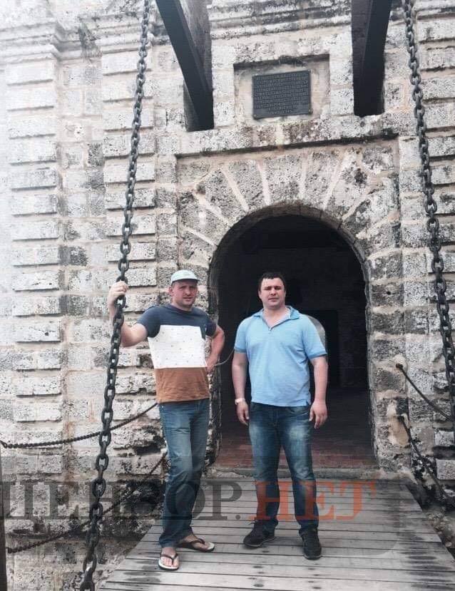 На изображении может находиться: 2 человека, люди стоят и на улице dqxikeidqxidqrant