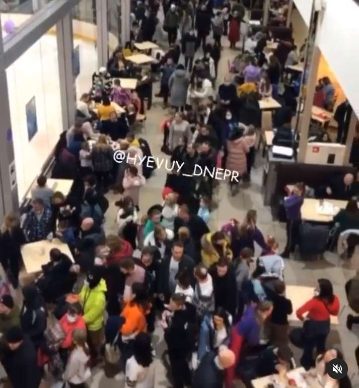 Очередь на каток в Днепре. dqxikeidqxidqrant