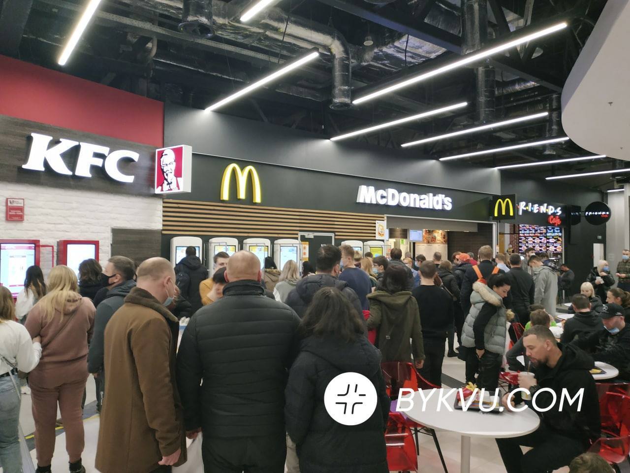 В Киеве люди устроили массовые гуляния.