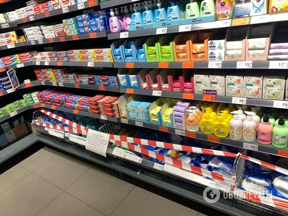 На нижней полке купить ничего нельзя.