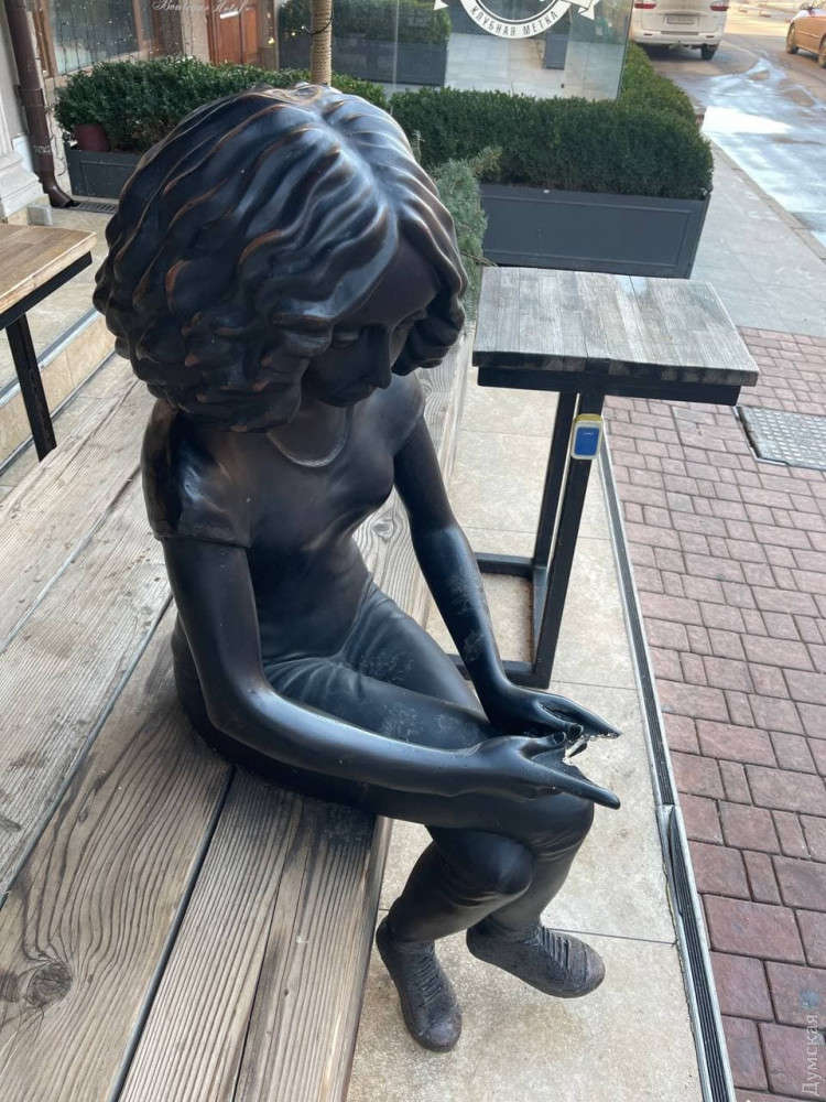 В Одессе скульптуры кота и девушки с телефоном пострадали от рук вандалов. Фото: Думская dqxikeidqxidqrant