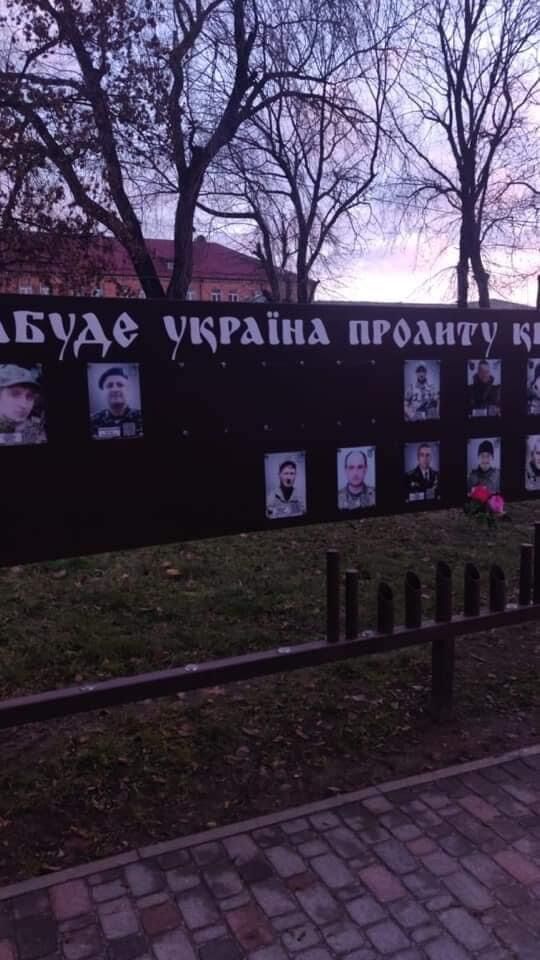 В Умани вандалы похитили ночью со стелы погибшим участникам АТО три фотографии героев dqxikeidqxidqrant