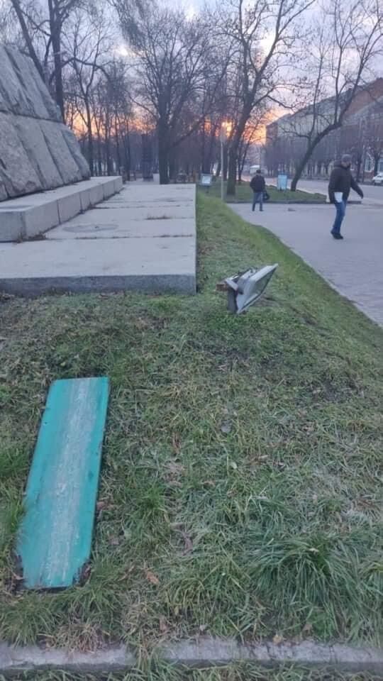 Злоумышленники также сломали прожектор для подсветки Обелиска Славы
