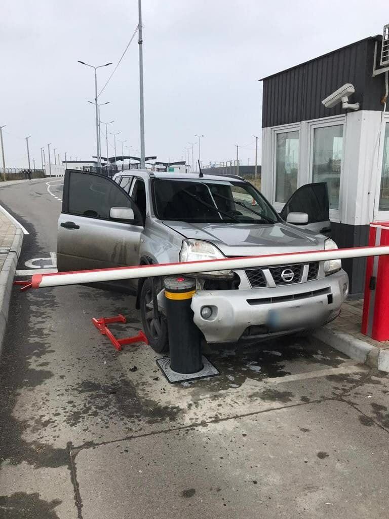 Нарушитель протаранил заграждение