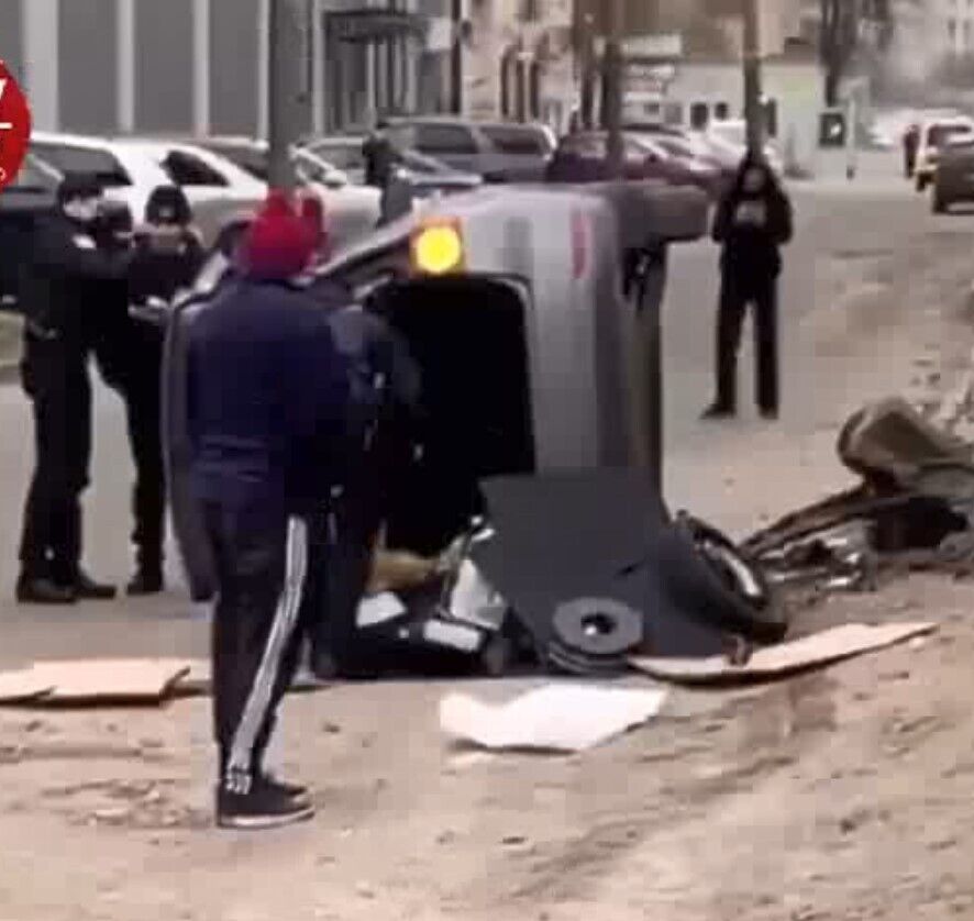 Одна из машин перевернулась. dqxikeidqxidqrant