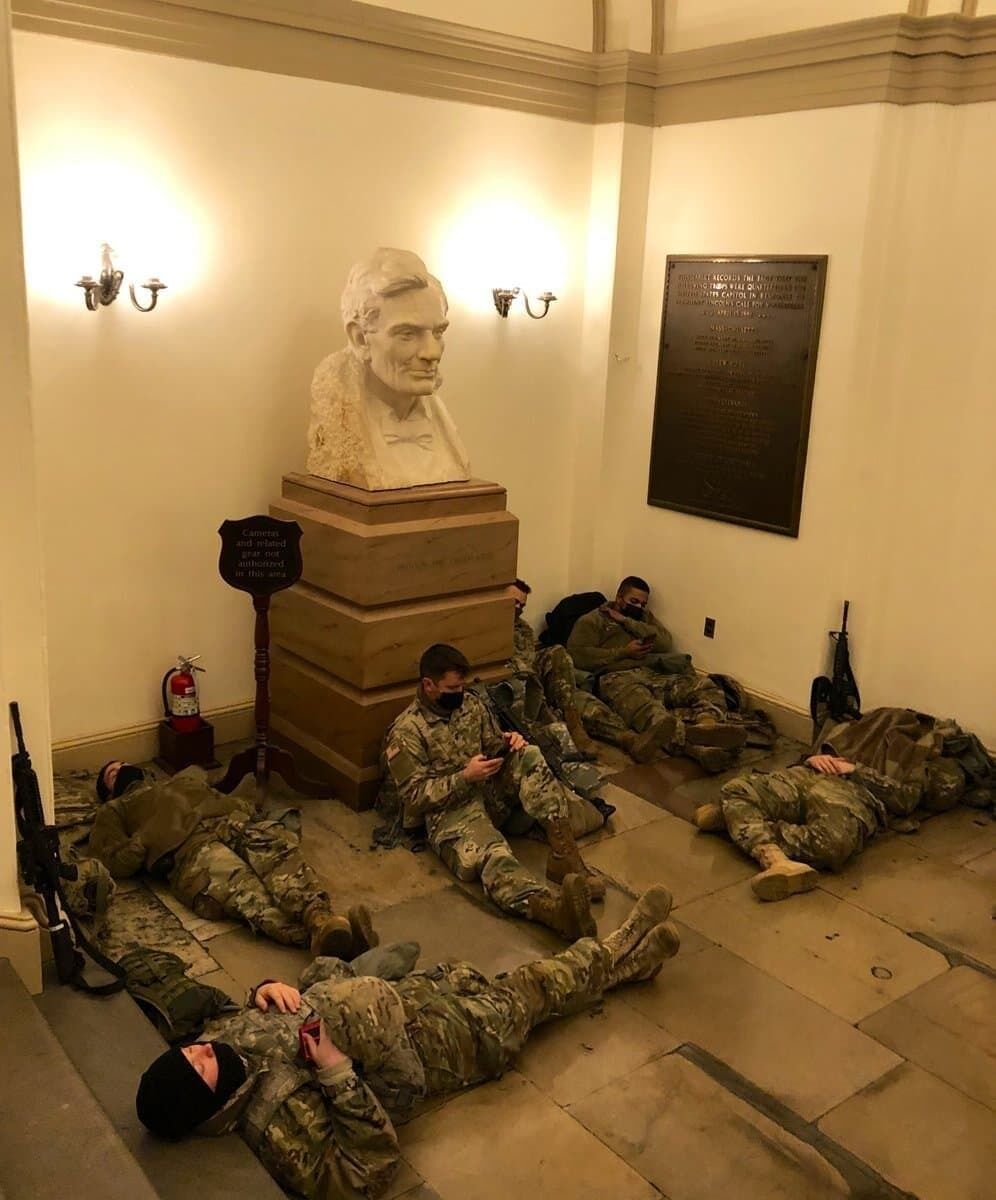 Вооруженные нацгвардейцы расположились в Капитолии