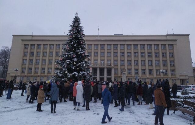 В Ужгороде к ОГА пришла толпа протестующих