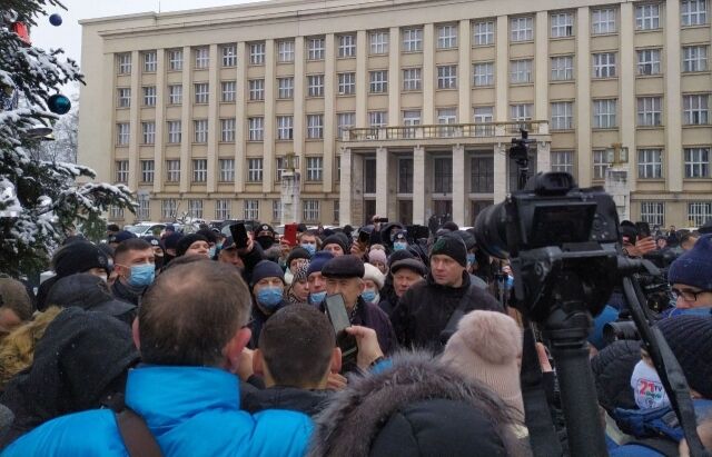 Люди требовали объяснений о причинах повышения тарифов