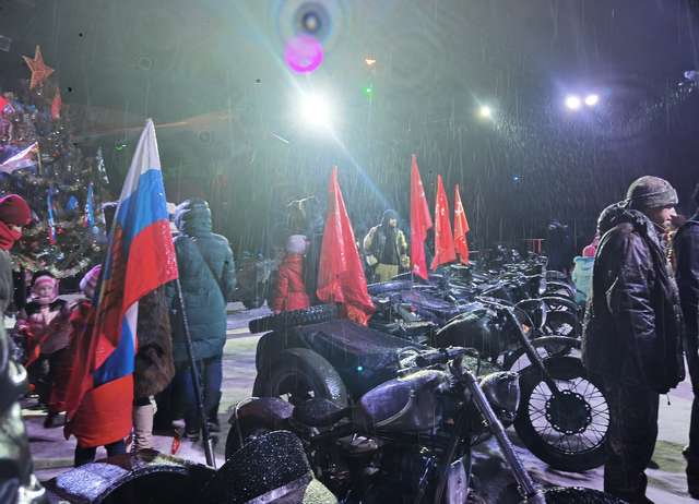 Как "ополченцы" в лаптях и камуфляже спасали Новый год в Луганске dqxikeidqxidqrant