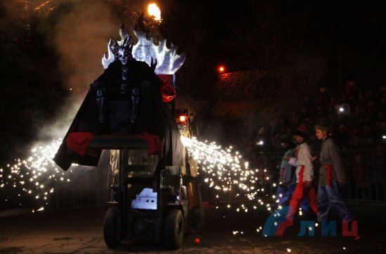 Как "ополченцы" в лаптях и камуфляже спасали Новый год в Луганске