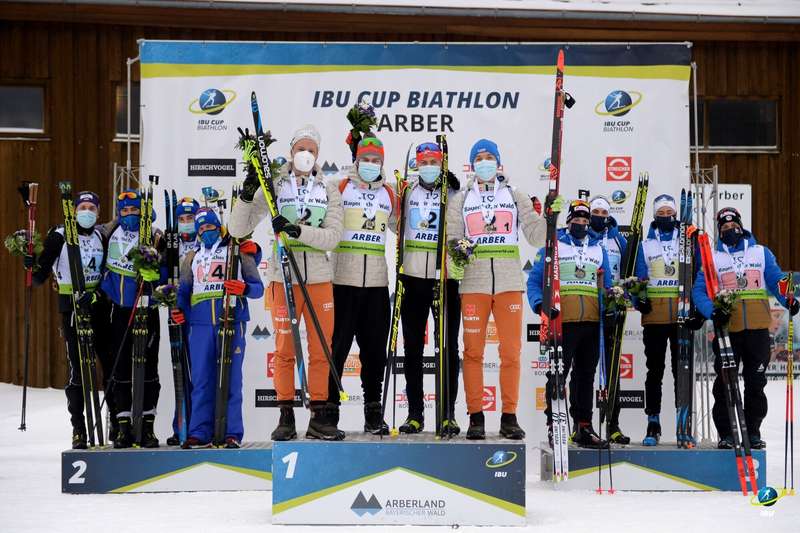 Сборная Украины на пьедестале dqxikeidqxidqrant