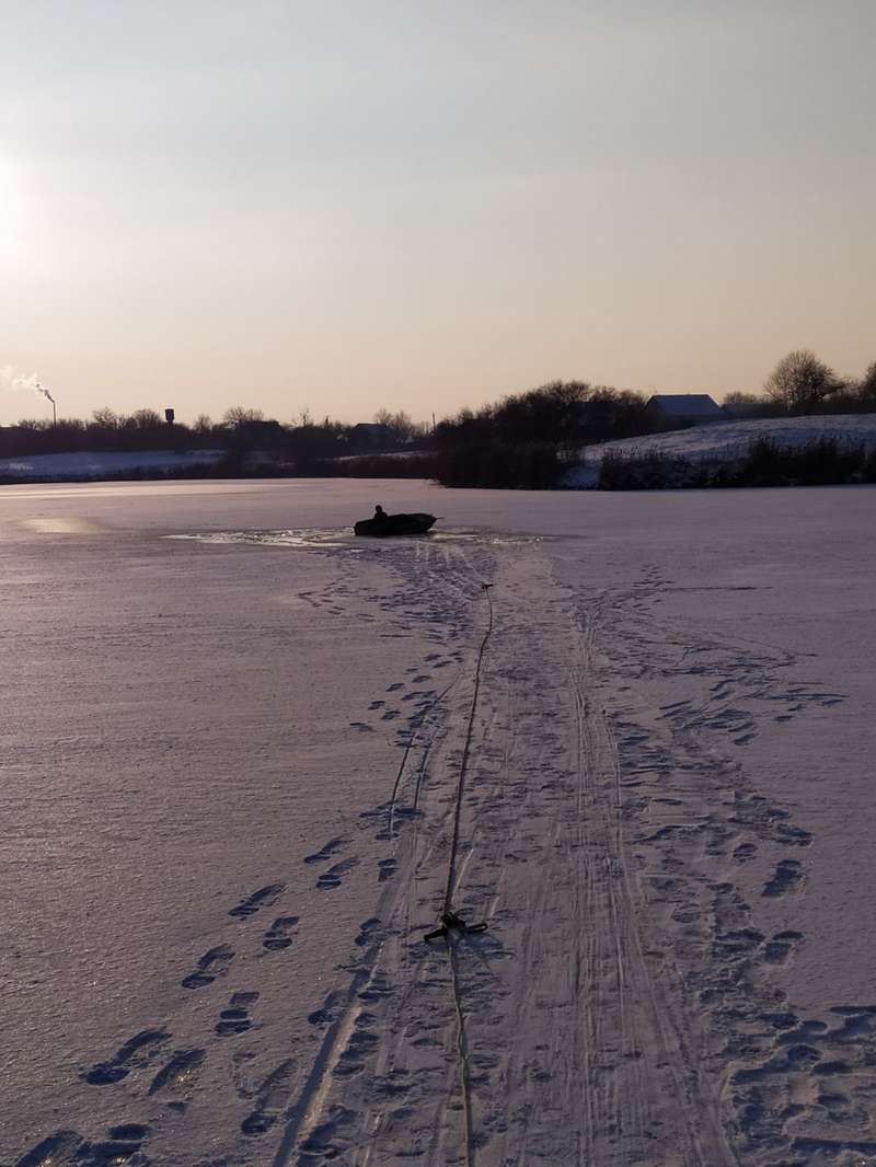 Житель села в Житомирской области утонул после того, как пытался помочь товарищу, провалившемуся под лед. Фото: ГСЧС dqxikeidqxidqrant
