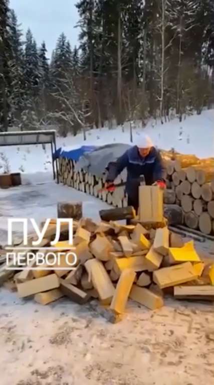 Лукашенко колет дрова, чтобы растопить баню dqxikeidqxidqeant