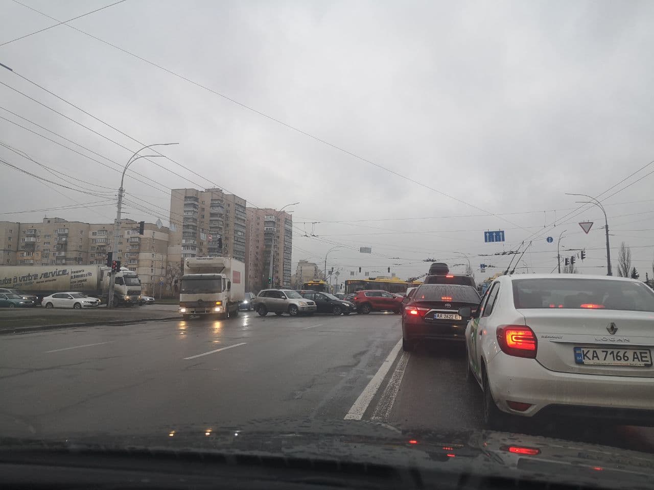 Выезд из Троещины в сторону Оболони наглухо перекрыт встречными машинами на перекрестке. Фото: dqxikeidqxidqrant