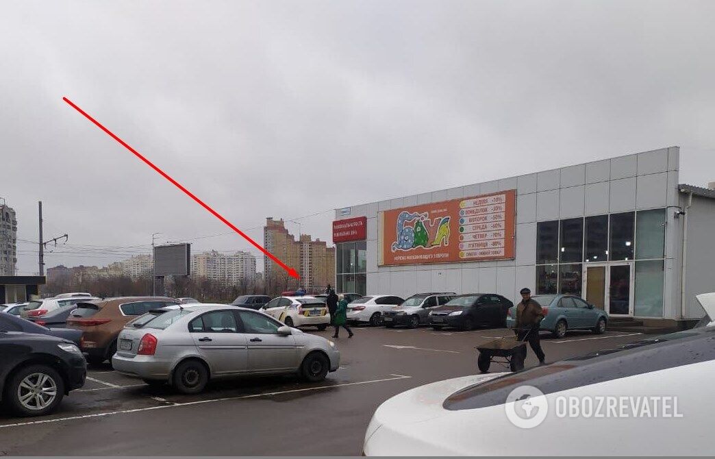 Правоохранители на месте, где был обнаружен автомобиль