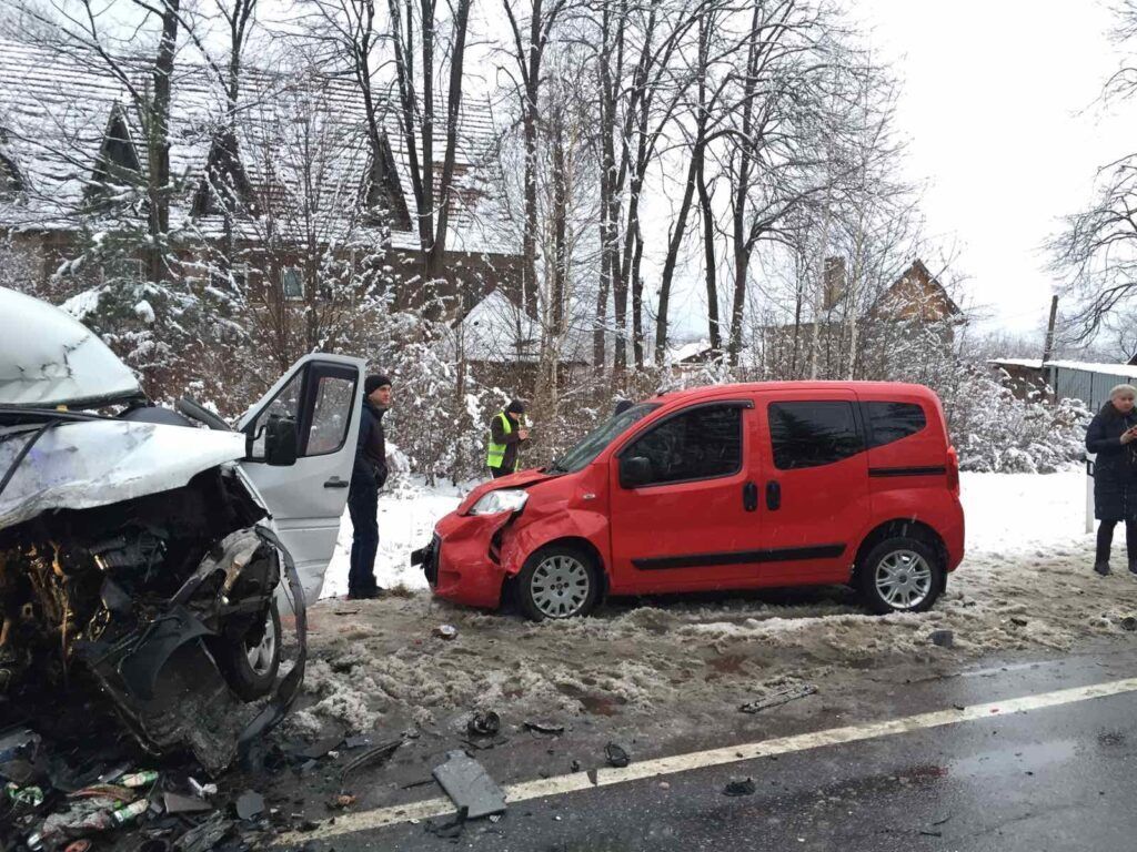Мercedes-Benz Sprinter выехал на встречную полосу и врезался в Fiat Doblo.