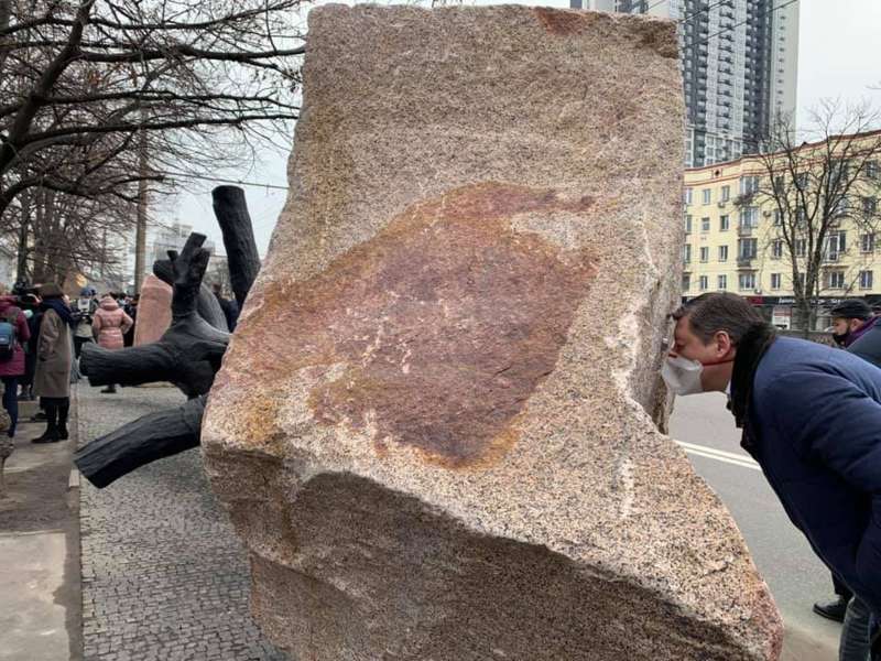 в Киеве открыли арт-объект Взгляд в прошлое