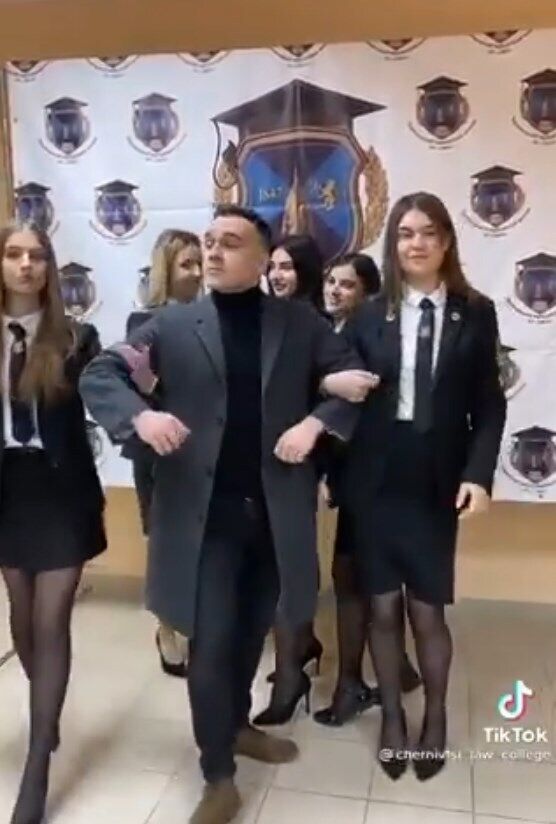 Студенты прошлись под песню "Бутырки". dqxikeidqxidqrant