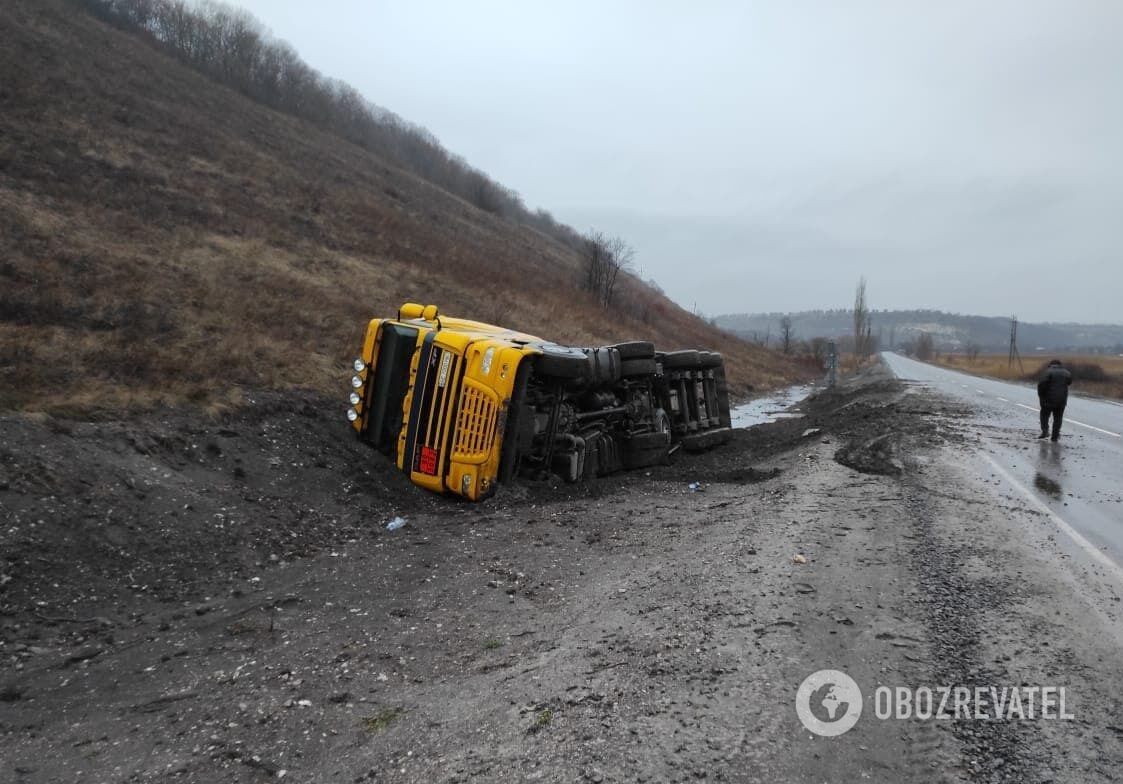 Грузовик DAF с мазутом перевернулся на Луганщине