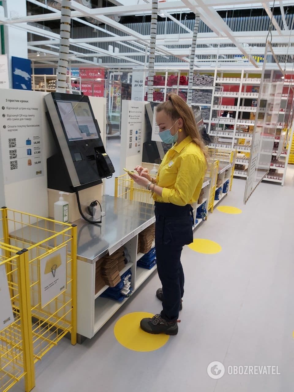 Покупатель на кассе самообслуживания