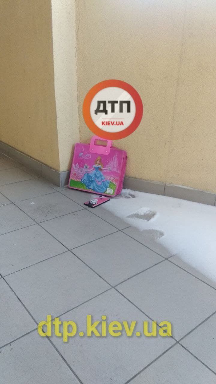 На балконе остался рюкзак девочки.