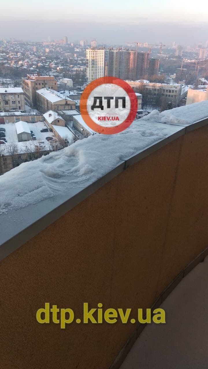 Следы на балконе, с которого выпала девочка.