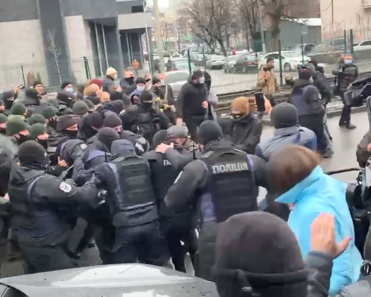 Мітингувальники намагалися прорватися до будівлі телеканалу. dqxikeidqxidqrant