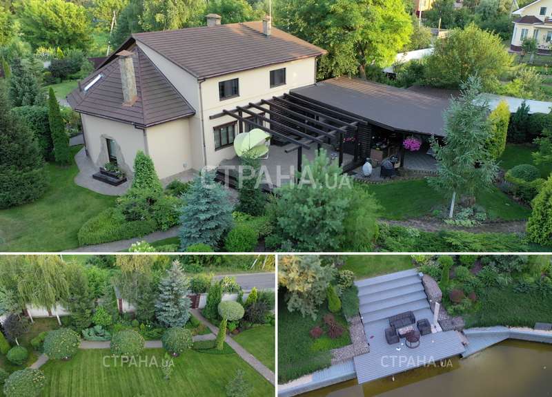 На участке есть озера, беседки и домики для прислуги