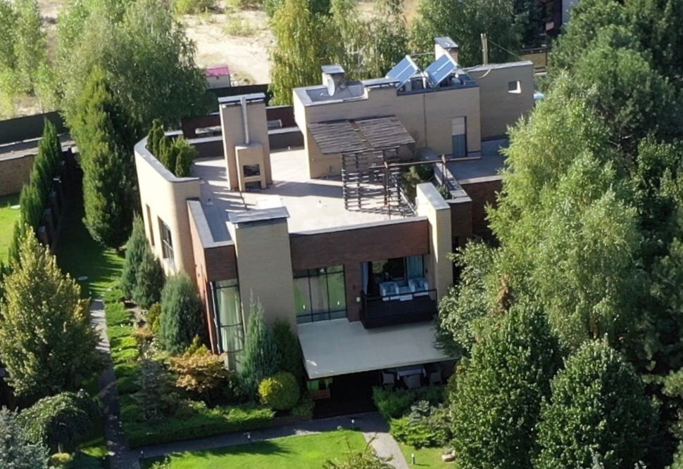 Особняк Богдана выстроен в стиле минимализм.