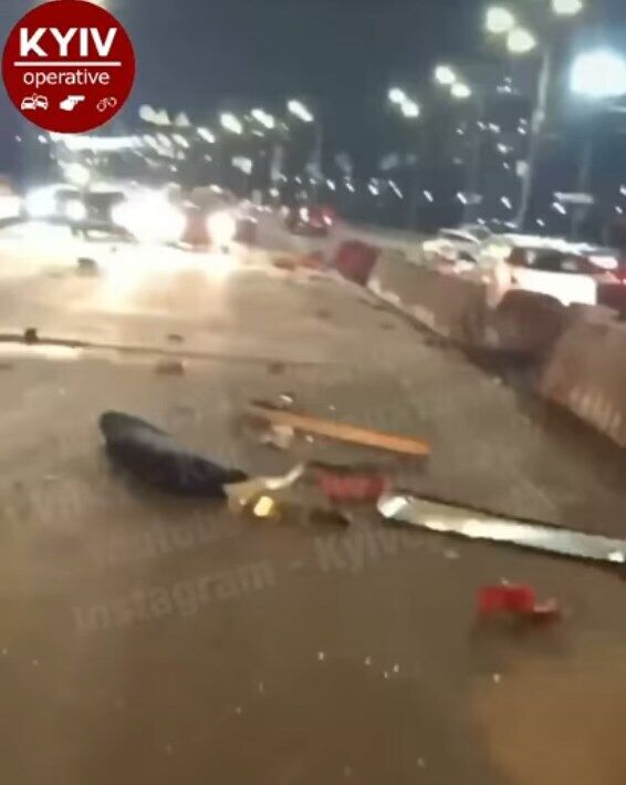 По мосту Патона разбросало части автомобиля. dqxikeidqxidqrant