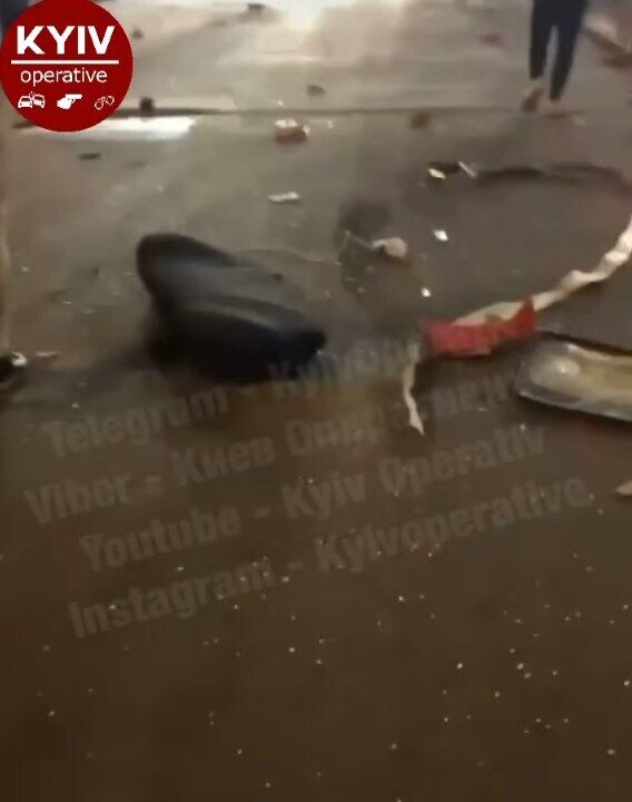 По мосту Патона разбросало части автомобиля.